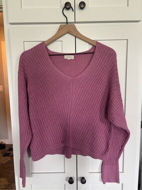 💚 $5 Deals- Promesa Mauve Pink Ribbed V-Neck Sweater‎